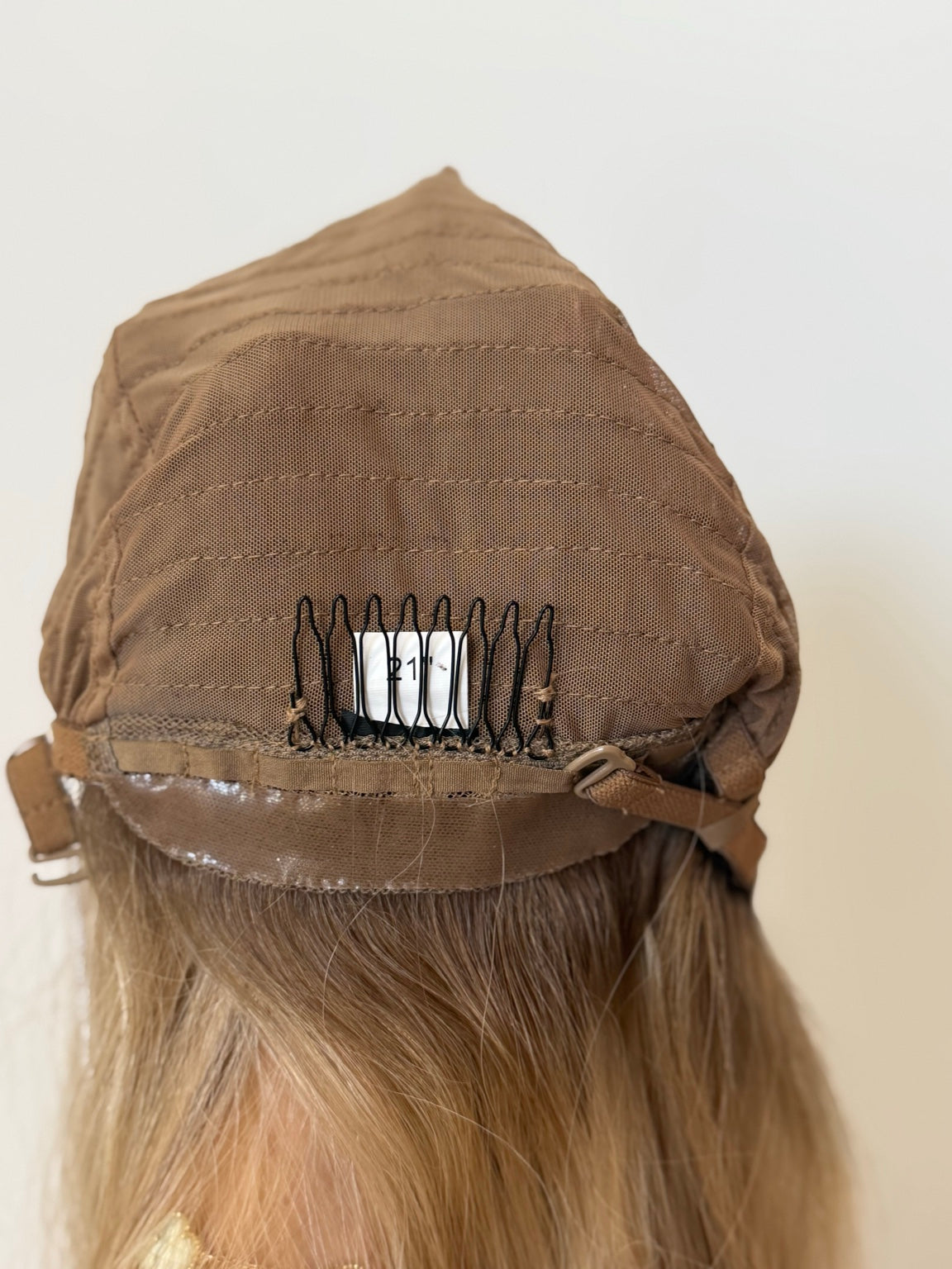 Juliana interior back view with small comb, silicone nape and adjustable straps