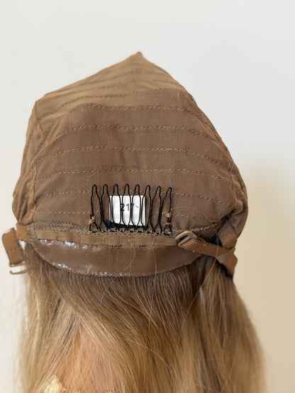 Juliana interior back view with small comb, silicone nape and adjustable straps